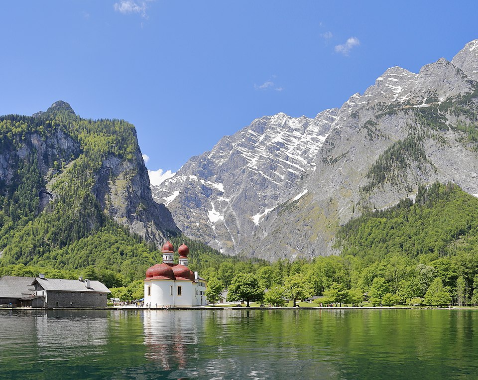 St. Bartholomä am Königssee unter den steilen Felswänden des Watzmanns.