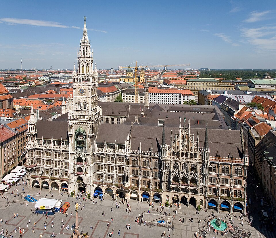 La Marienplatz et le nouvel hôtel de ville de Munich vus d’en haut.