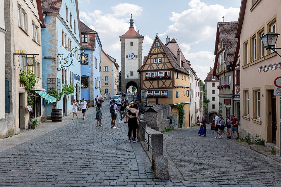Le Plönlein de Rothenburg, avec sa maison à colombages entre deux portes fortifiées.